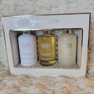 Baylis & Harding Sweet Mandarin & Grapefruit Bath Set.